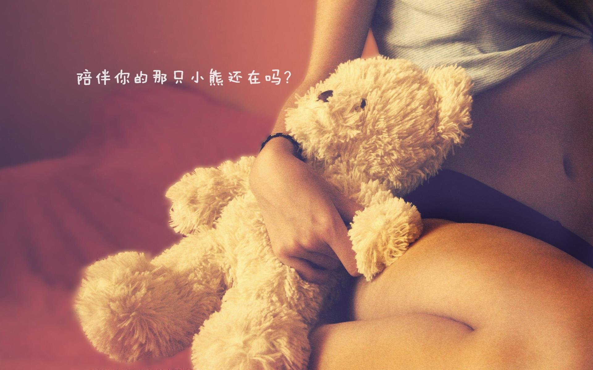 精彩比赛中队员们发挥出色，为球迷带来惊喜，比赛中队员欢庆进球时