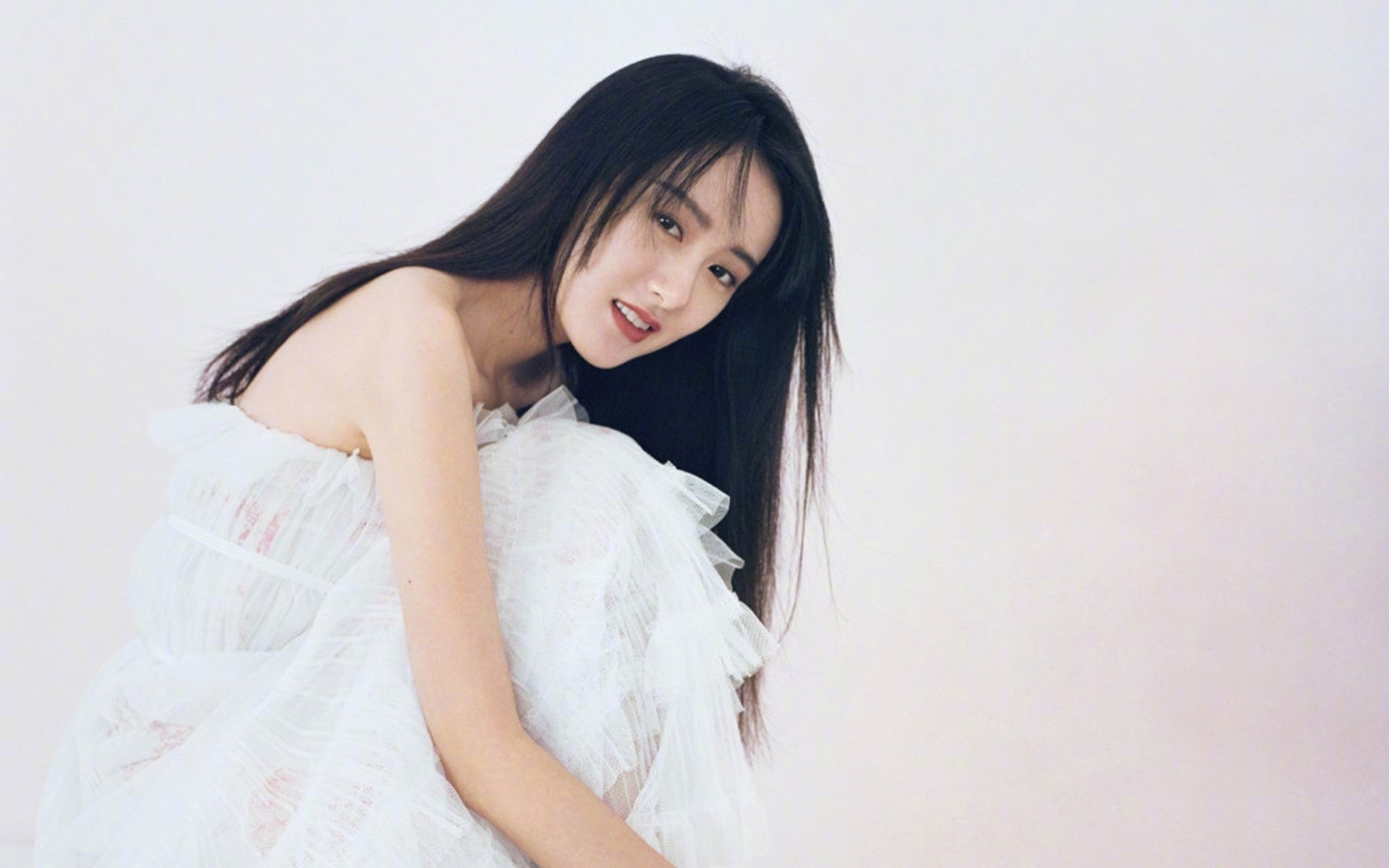 吉尔吉斯斯坦蝶泳选手节奏精准有力，吉尔吉斯坦摔跤手